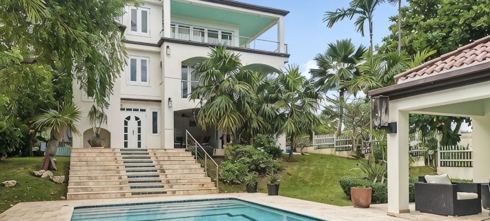 Casa Bravo-Premier BEACH VIEW- Shacks Beach-Near Villa Montana Beach Resort Hotels in Isabela