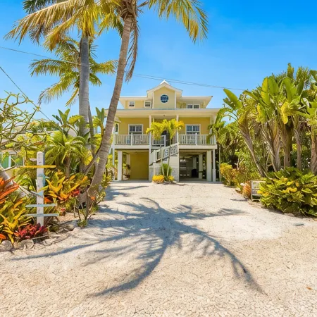 "Walk On The Beach " house~3 bed, heated pool, 3min walk to the Bean Point Beach
