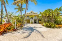 "Walk On The Beach " house~3 bed, heated pool, 3min walk to the Bean Point Beach - Private Pool