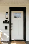 "The Homestead" UPSCALE STAY - Downtown with Yard
