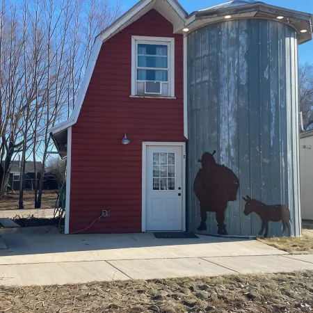 The Little Red Barn - Lakeside Tiny Home Rental -Sleeps 4 - Spiral Staircase