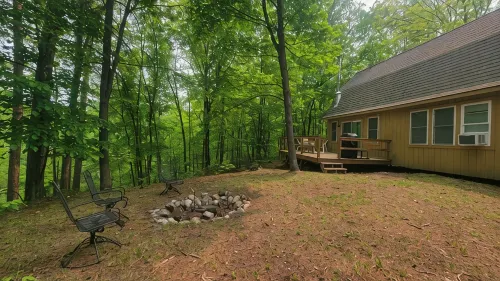 Modern Cozy Woman Lake Woodland Cabin, 24 acres, lakeshore, woodstove, AC, Wi-fi - Hytter