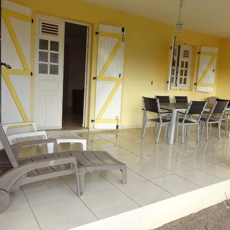 Large, well-equipped apartment in a villa 5 minutes' walk from the beaches
