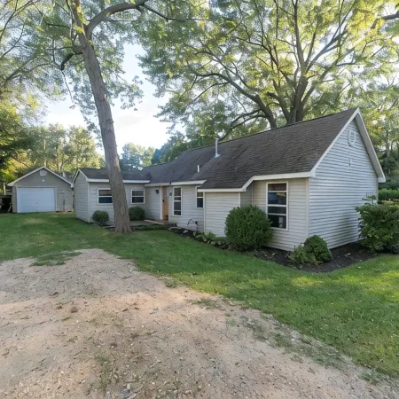 The charming Glenn Cottage! Walk to Lake Michigan!