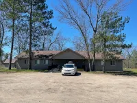 Vacation Lodge for Big Groups: 8Br/8BTH, Sleeps 36, Pool Table, Vball, Fire Pit - Wi-Fi
