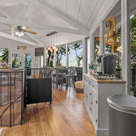 Treetop Getaway with AMAZING lake views!
