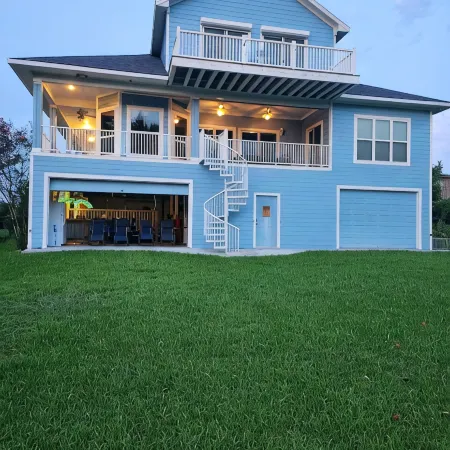 Waterfront with Boat Slip, Sports Bar, SUP'S, Great Location!