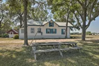 Farmhouse+5 acres.Close to town but still country! - 3성급