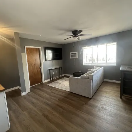 Quiet and Cozy 1br upstairs Guest House