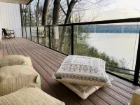 Mid-Century modern Lakeview Stay