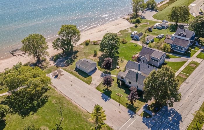 Beach House on the shores of Lake Michigan Near downtown Sheboygan