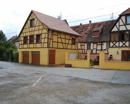 Typical Alsatian house in the heart of the vineyards and at the foot of the mountains Hotele w: Wintzenheim