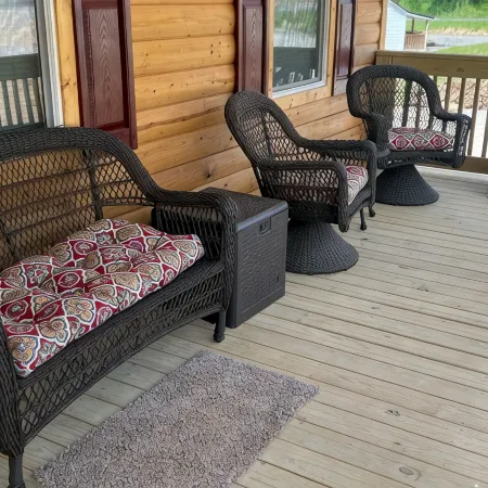 Cozy 2-bedroom cabin with WiFi, AC in delightful Rock. 2 minutes from trails.