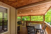 Cabin Close to Town, Private Beach, Parking & Hot Tub - Boutique