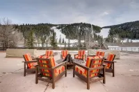 Cozy Ski in/Ski out studio steps from the lift! - 무료 와이파이