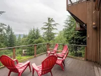 Deception Pass home with forest and bay views Hotels in Oak Harbor