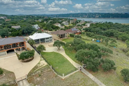 Spacious Lake Travis retreat with stunning views and huge gameroom! - Wifi
