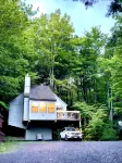 Modern Mountain Retreat — Perfectly Situated-Central AC- Pool!