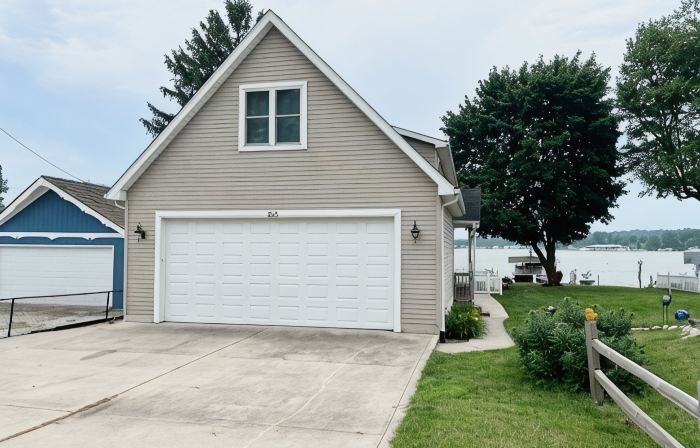 Huge waterfront lake house on Manitou- perfect year round retreat, sleeps 10