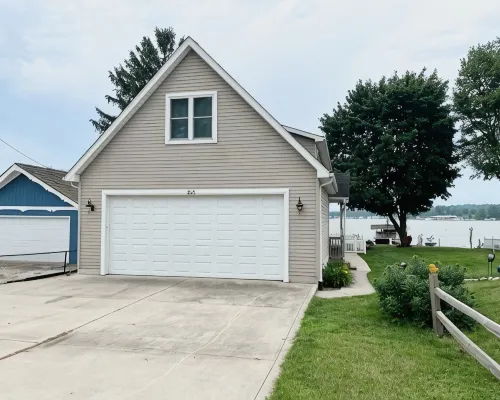 Huge waterfront lake house on Manitou- perfect year round retreat, sleeps 10 Hotels in Fulton County
