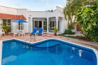 Location, location, location, private villa, pool, Vonage, Wifi, close to town - Private Pools