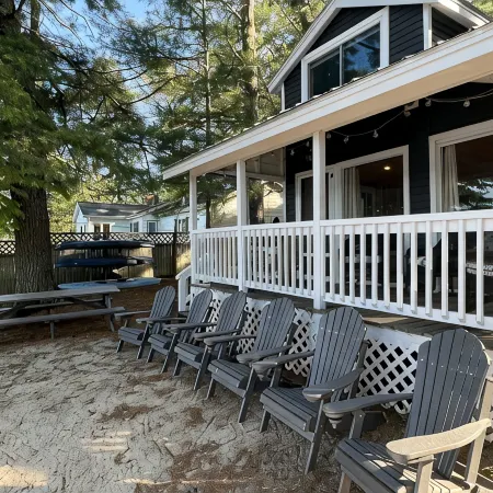 Cabin at Sunshine-Situated on the Sandy Shore of Long Lake