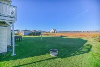 Second Floor Apartment Across from the Beach with Private  Access to Beach!!! - 2つ星