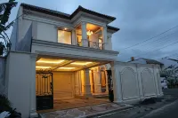 Villa Syariah Muvida Dengan Kolam Renang di Tengah Kota - WiFi