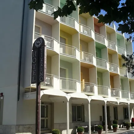 Hotel Tirreno Отели рядом с достопримечательностью «Пляж Фьюмичелло»