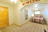 Lakefront • Hot Tub • Walk to Beach & Downtown - Wifi