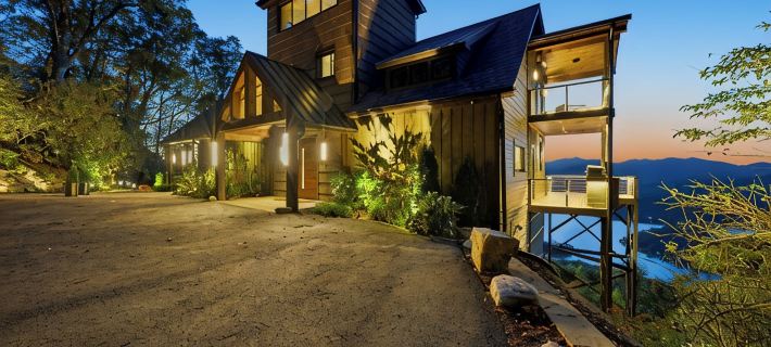 SkyHaüs @Lake Burton - World-Class Views, Infinity Hot Tub, 3 Grills, & Porches. Hotels in Rabun County