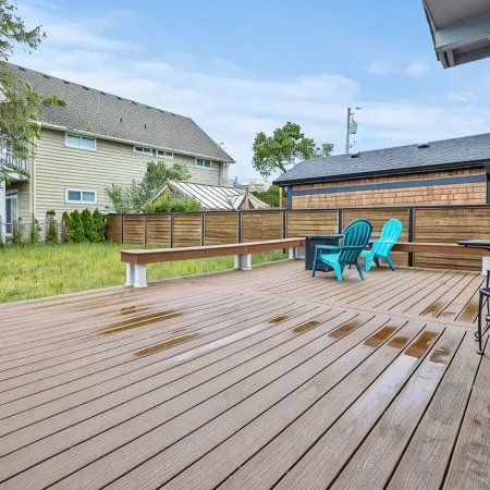 Cozy Seaside Cottage • Walk to Beach • Fenced Yard