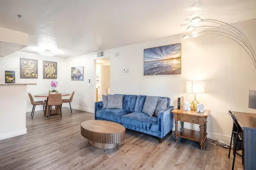 Budget-Friendly 2BR/2BA Near Vegas Strip Free Parking, Pool, WiFi, No Resort Fee - อพาร์ทเม้นท์