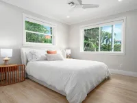 Beautiful views of Naples Bay and walking distance to 5th ave!