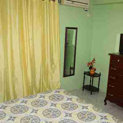 Elegant & Stylish 2BR Condo New Kingston Rooms
