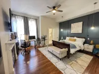 Spacious 5-bdrm house w/ WiFi, AC, and Laundry in charming MT. Vernon Baltimore - บังกะโล