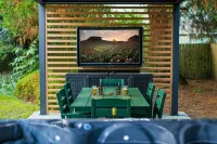 Premier Location: Group-Friendly, Walk to Autzen! - 4-Star