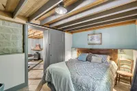 Brown Co, Hot Tub, King Bed, Sleeps 10, Bumper Pool, 5 Smart TVs Firepit, Grill