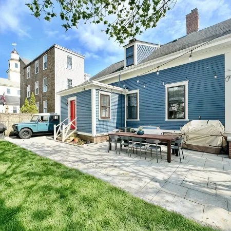 Downtown Historic Home - Free Parking & Backyard!