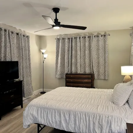 CHARMING! 3-bedroom house with Pool, WiFi, AC in marvelous Fort Myers near beach