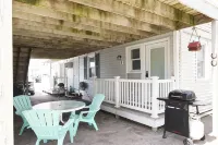 Beach Bum Hideaway - Cozy studio condo with full kitchen. 400 ft to the beach! - Bungalows