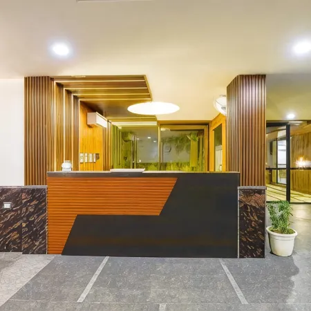 Aroma Hotel Sultanpur Отели рядом с достопримечательностью «Храм Чаттарпур»