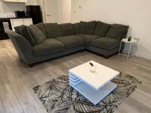 2 Bed Penthouse-Riverside View in East London