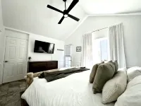 Luxury Treehouse Cabin with Jacuzzi and stunning views! - 4-Star
