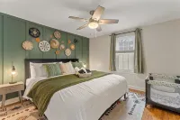 5 Mins to UND - Cozy 4BD w/ BBQ & Pool Table - 4-Star
