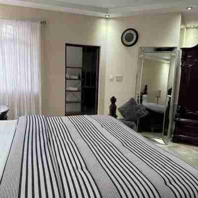 Spacious 5-bedroom house in lovely Kingston with WiFi, AC Rooms