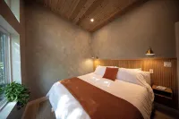 Luxe Cozy Spa Cabin w/ Hot Tub, Sauna, Fireplace, 10 Mins to Sunday River - 4-Star