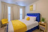Four beds w/ 1 king, 3 queen beds each with a TV. Centrally located! No pets - 民泊
