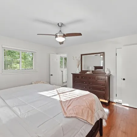 Dog Friendly with Fully Fenced Half Acre Yard, Prime Location, and in-Law Suite! Hotels in Springfield