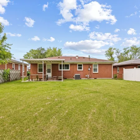 Cozy 3BR Getaway Pets OK + Fenced Yard